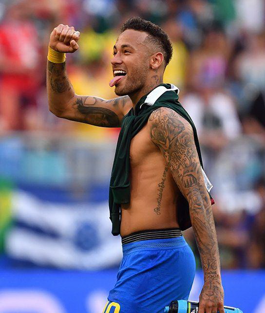 只会内马尔滚？赛后内马尔兴奋脱衣握双臂送飞吻，就差彩虹过人了