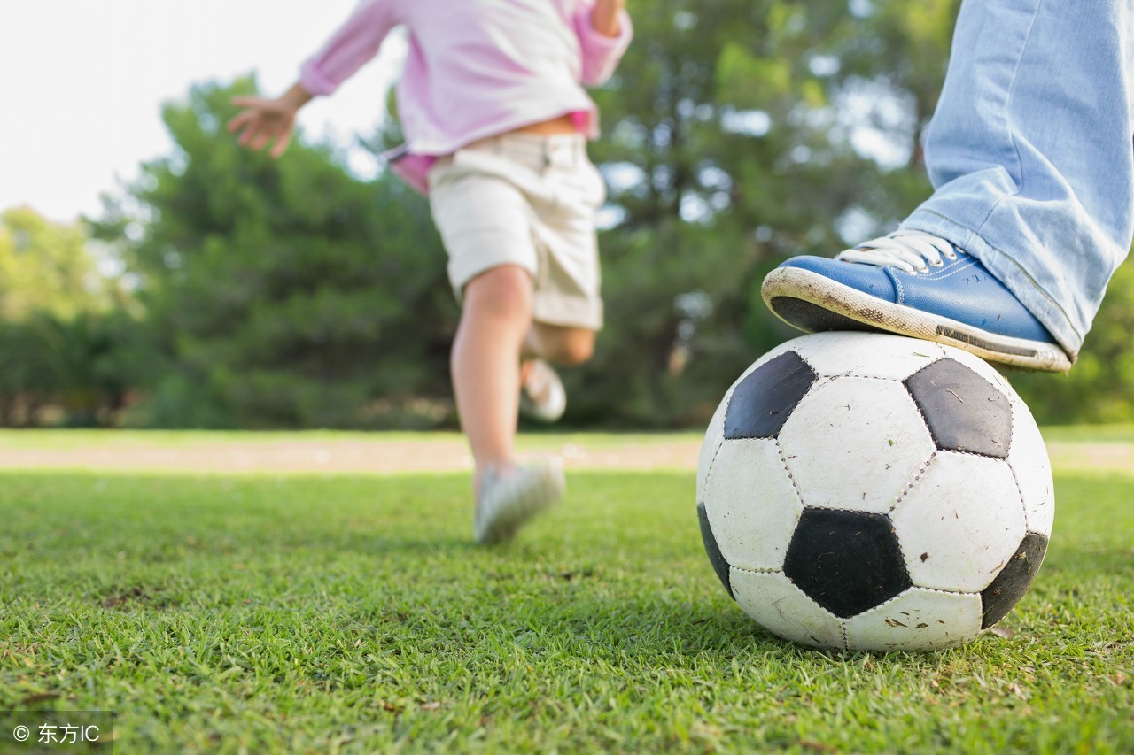 熬夜看球不过瘾七旬老人亲自上场一脚“踢破”半月板