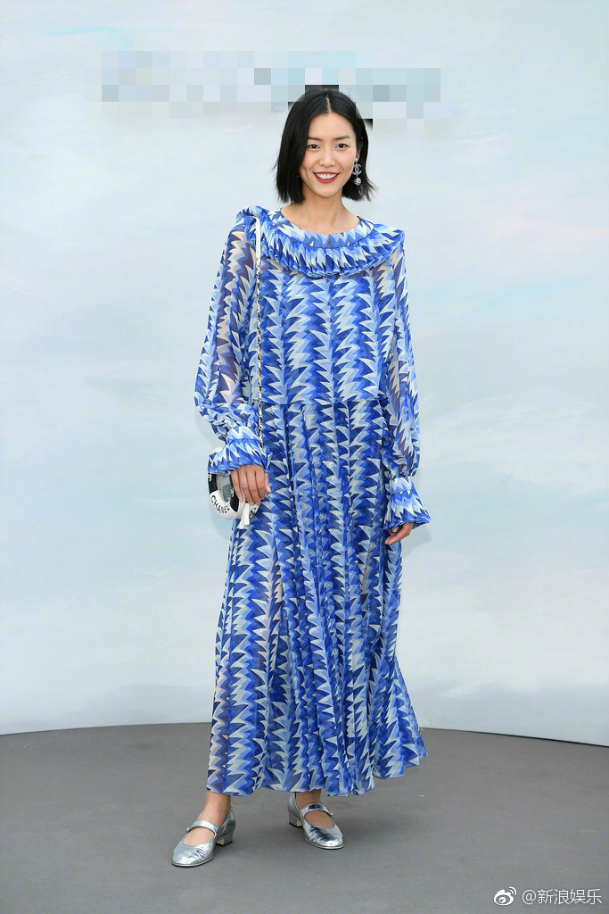 46岁周迅穿露肩装现身,周迅素颜亮相穿着休闲