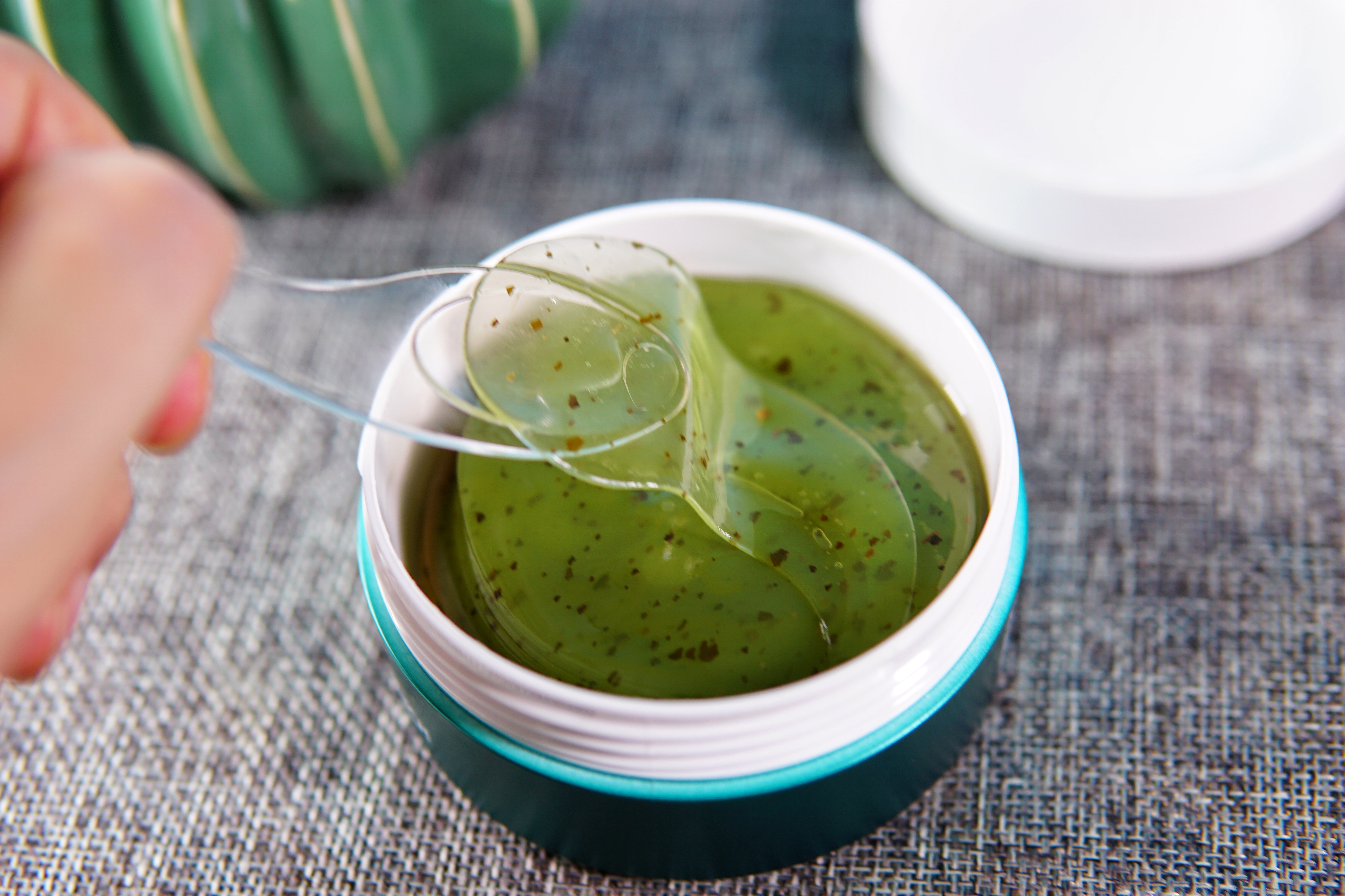 用了眼膜黑眼圈更重了,用了好多眼膜眼睛周围还是好干