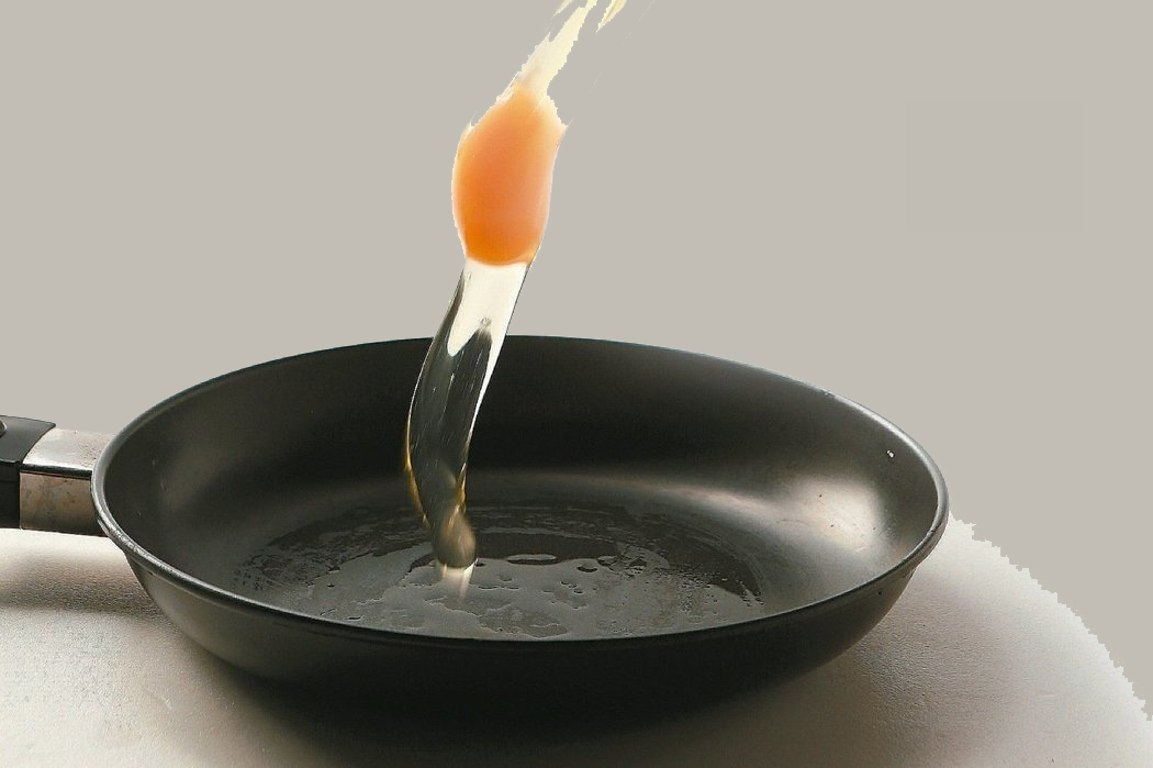 铁锅中煮东西,铁锅一放调料就开始糊锅