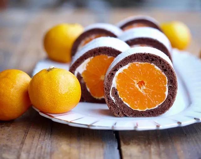 为什么蛋糕卷一出来就塌下去了,蛋糕卷断裂卷不起来的原因