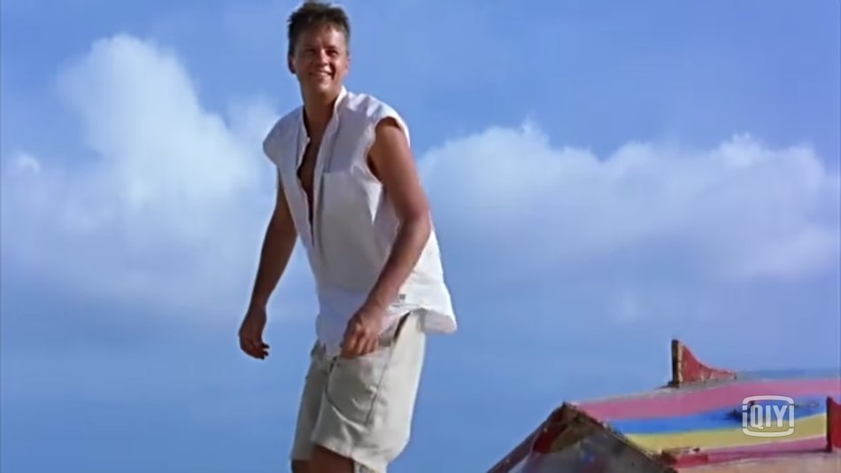 男子扮女装进宿舍偷衣物高校回应,男扮女装当群演被校霸发现后