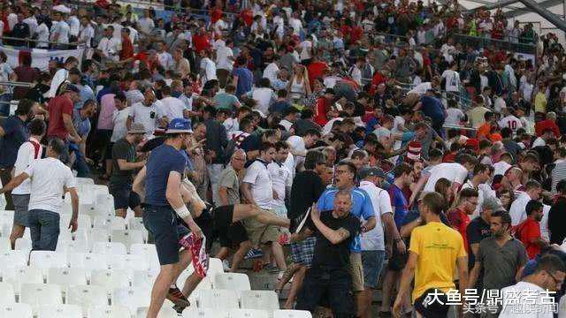 整个俄罗斯都怒了！英国球迷行纳粹军礼，普京让其吃五年牢饭