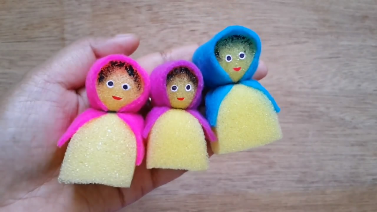 制作简单的海绵宝宝娃娃,用海绵纸给娃娃做鞋子