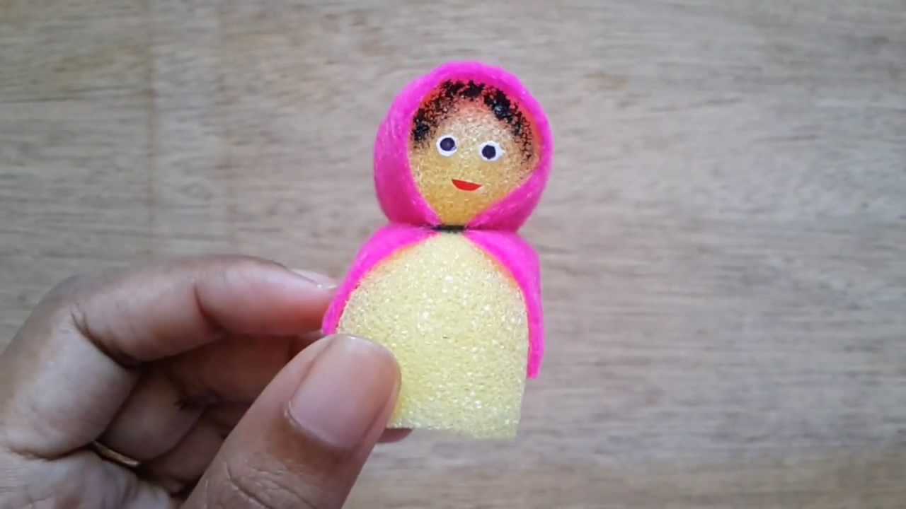 制作简单的海绵宝宝娃娃,用海绵纸给娃娃做鞋子