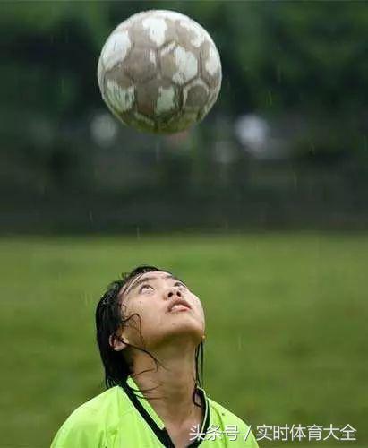 中国女孩捡球完整视频,捡球的中国女孩
