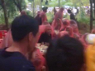 下雨时那些奇葩装扮,下雨天的奇葩出行