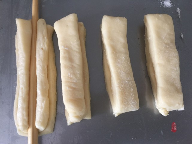 正宗酥香小油条,小油条香酥蓬松的做法用膨松剂