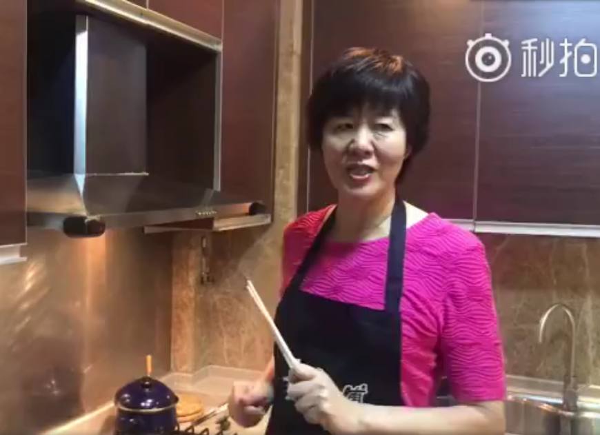 敬业！郎平难得休息1天看世界杯观战法国打乌拉圭看好法国冲劲足