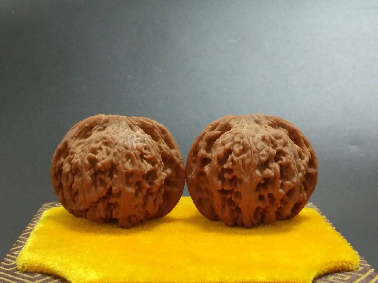 文玩核桃满天星狮子头的价钱,满天星狮子头核桃多少钱一对