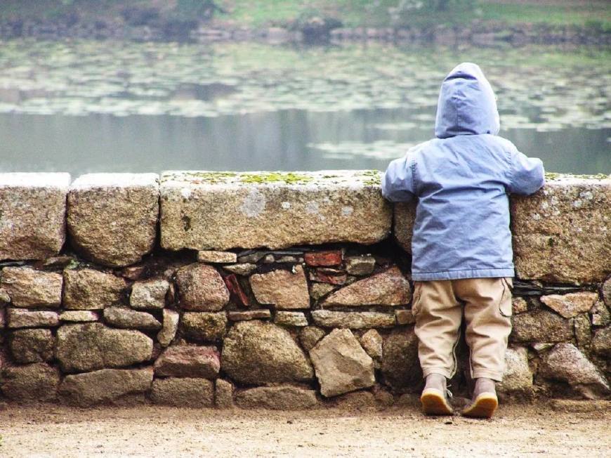 男孩跪地痛哭视频,男孩跪地哭泣的视频