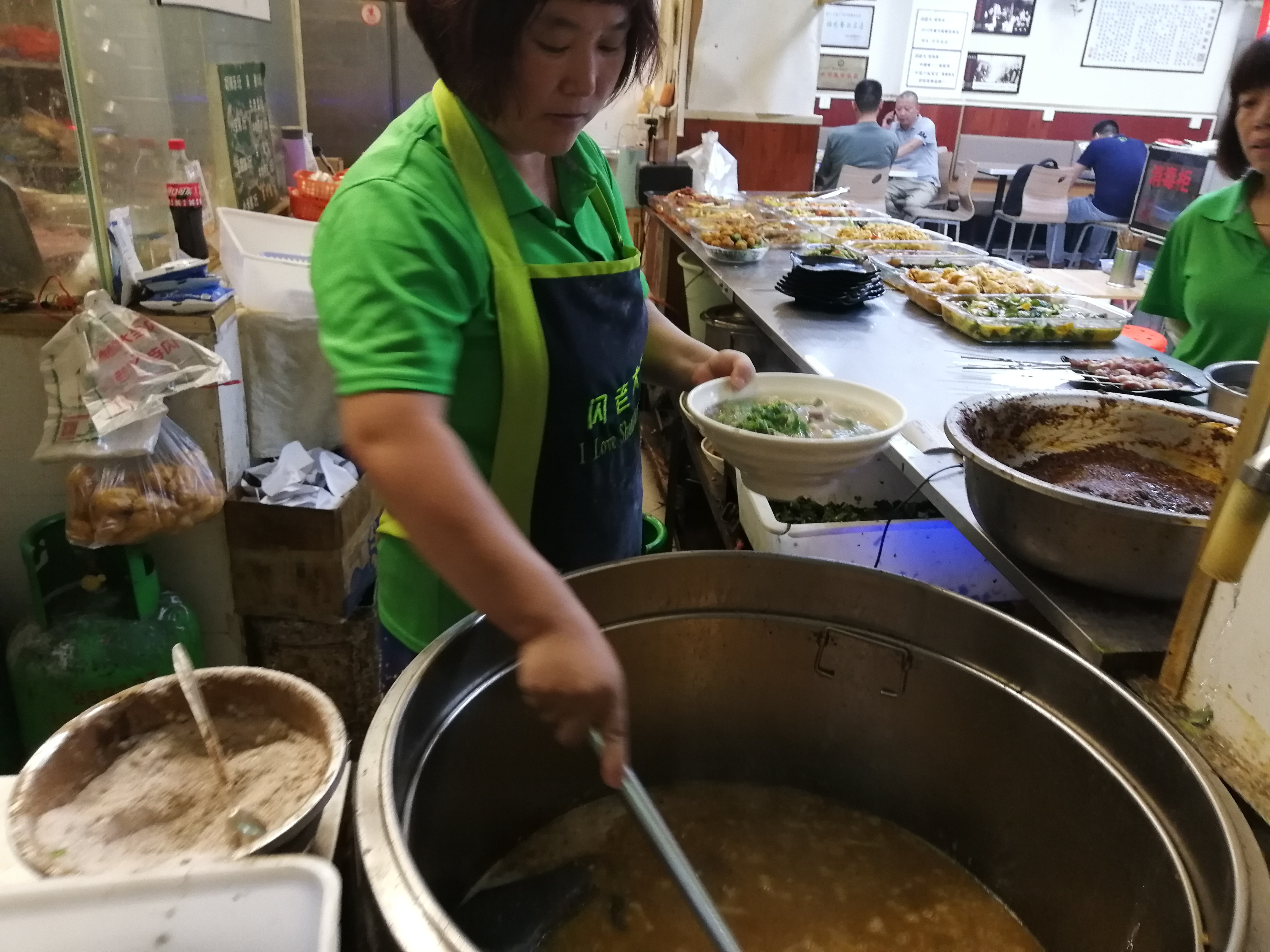 郑州的郏县羊肉饸饹面不中吃？你去沙口路怼一碗闪老大就懂了！