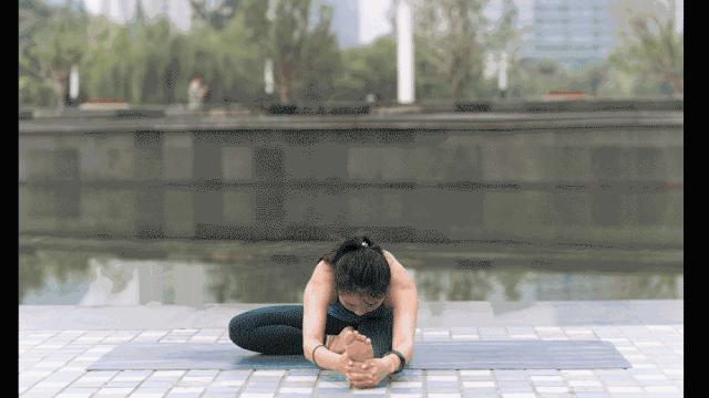 这8个简单瑜伽体式，每天练习可以改善肠胃