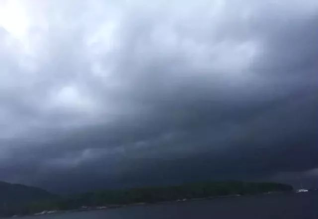 游船侧翻2人遇难,泰国普吉游船倾覆事件