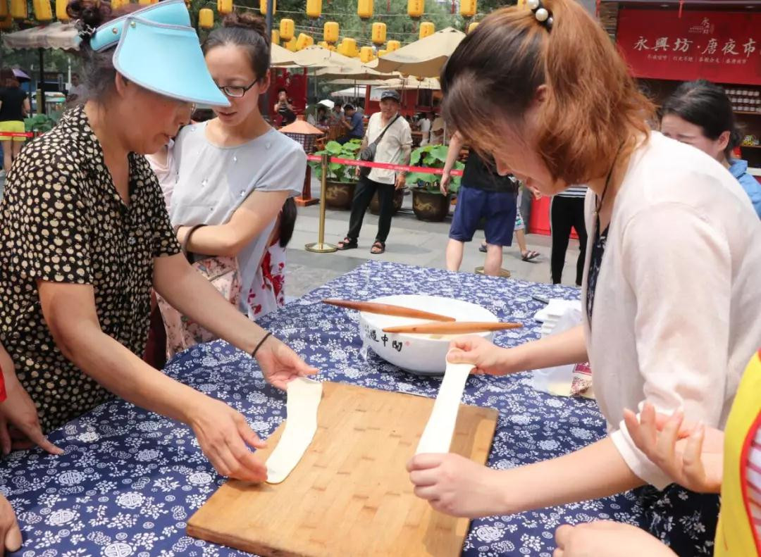 小暑节气千余人共写biang字永兴坊让传统文化更有面儿