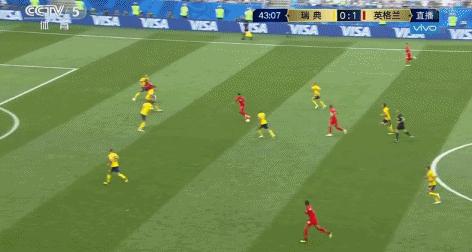 打起快乐足球的三喵：手抛球给瑞典替补门前3秒思考人生很应景