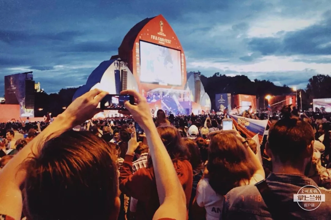 昨晚,这个甘肃妹子见证了莫斯科的狂喜与眼泪