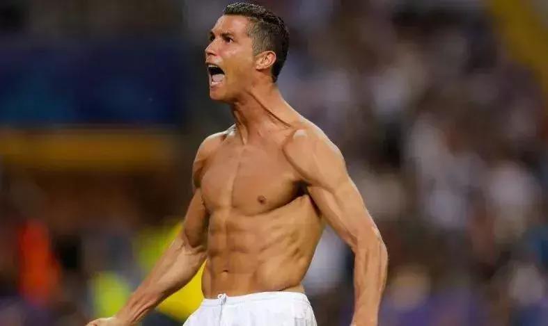 当中国男足脱掉衣服全世界都吐了！年薪1亿白斩鸡身材！