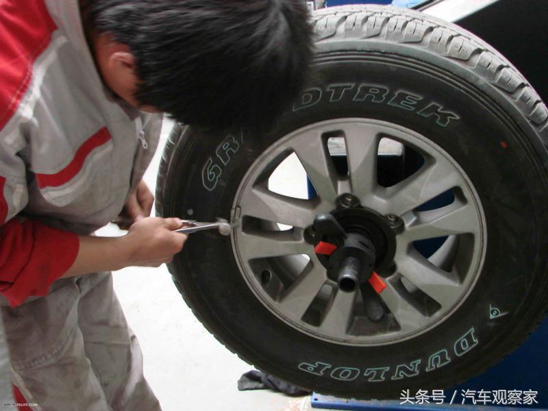 轮胎动平衡贴在轮毂上会掉下来吗,轮胎动平衡贴的铁块掉了正常吗