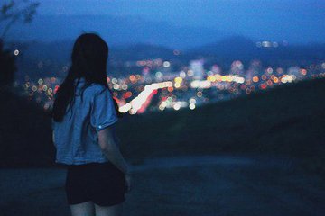 初见，她将他压在身下，当成了解药，还顺便顺走他的钱……