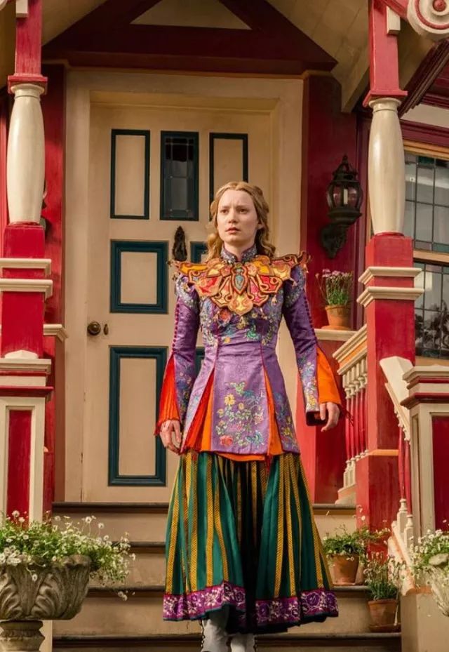 被中年妇女“玩坏”的丝巾，如何找回它的历史品味？｜文化观察