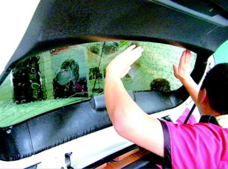 贴膜汽车如何选,汽车天窗贴膜技巧和方法