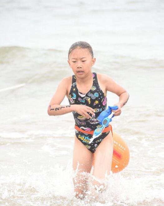 沈八岁女孩勇夺铁人三项赛冠军