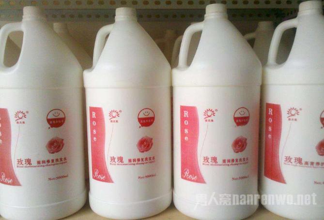 理发师戴手套洗头靠谱吗,理发店洗头戴手套顾客有反感吗