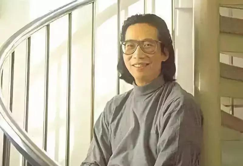 他是林夕、黄伟文共同的偶像，10年作词千首，被誉为“港乐鬼才”