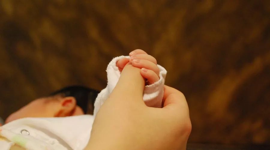 宝宝拇指内扣一定是脑损伤么,宝宝拇指内扣会影响头脑发育吗