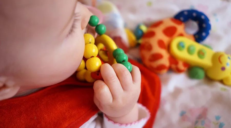 宝宝拇指内扣一定是脑损伤么,宝宝拇指内扣会影响头脑发育吗