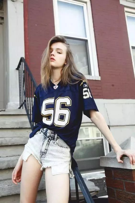 球场上如何穿球衣好看,怎样才能将球衣穿出帅气的感觉