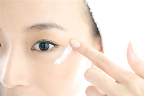 大宝眼霜适合50岁人,50岁适合的眼霜推荐