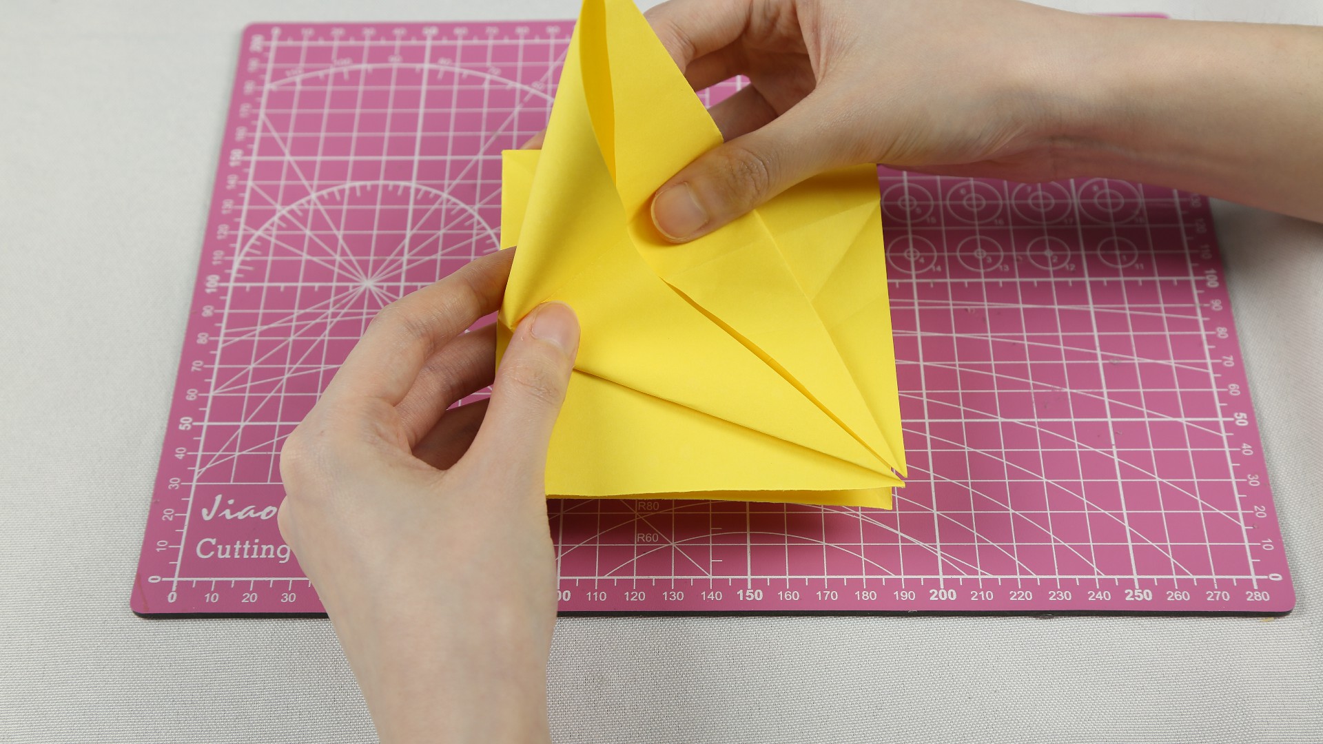 想要恐龙玩具，不用再去商场买了，姑娘教你巧用一张纸折出来