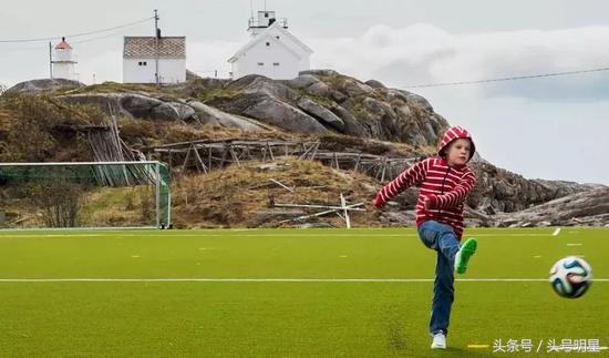 足球世界杯很难吗,世界杯足球场地是真草吗