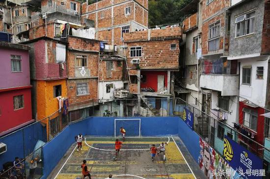 足球世界杯很难吗,世界杯足球场地是真草吗