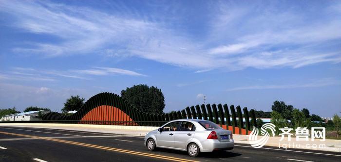 蓝天白云下的小镇,蓝天白云太阳能