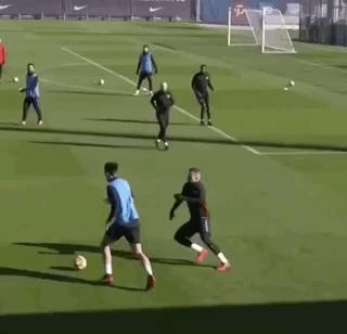 梅西小时候踢球惊艳到教练,梅西从小被发掘足球天赋故事