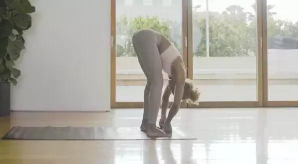 每天睡前10分钟拉筋,床上拉筋最有效的方法腿靠墙