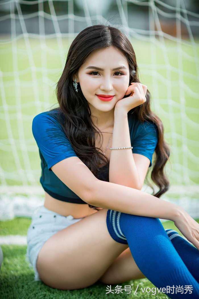 清纯校花化身法国女球迷，秀性感蛮腰助威高卢雄鸡