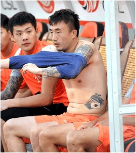 国足输球后怒斥球迷的画面,国足道歉事件视频