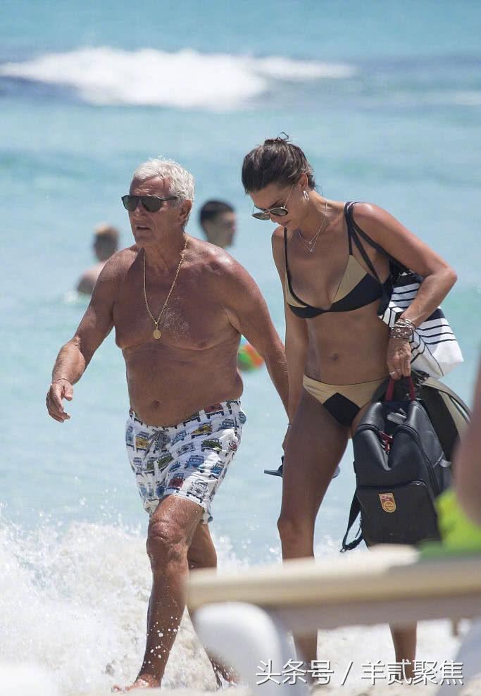 里皮拄着拐杖前来庆祝,里皮拄拐