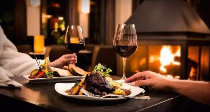 法国美食举世公认，法国的球队帅气逼人，决战在即，我站法国