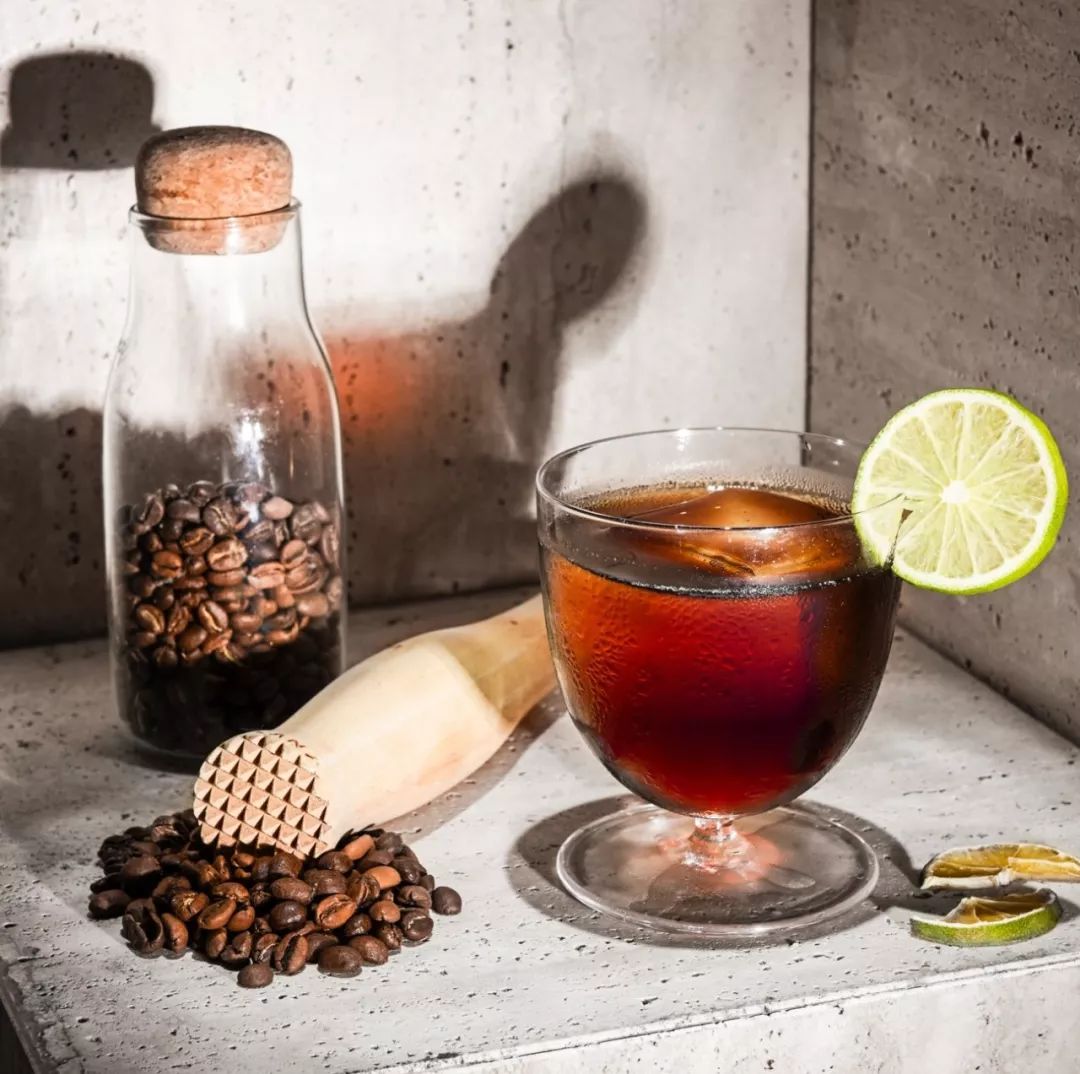 在实验室里调酒、倒酒都用水龙头？这家店颠覆了我对酒吧的想象