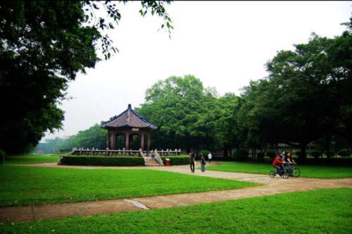 中山大学岭南学院位列全国十大商学院，有人竟然认为它是独立学院