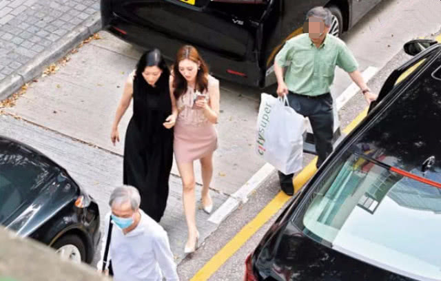 26岁港姐带年轻妈妈和66岁富商老公逛街这画面有点奇特