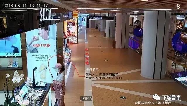 俩90后美女闺蜜竟跑到商场里干这么龌龊的事！连代购也沦陷啦