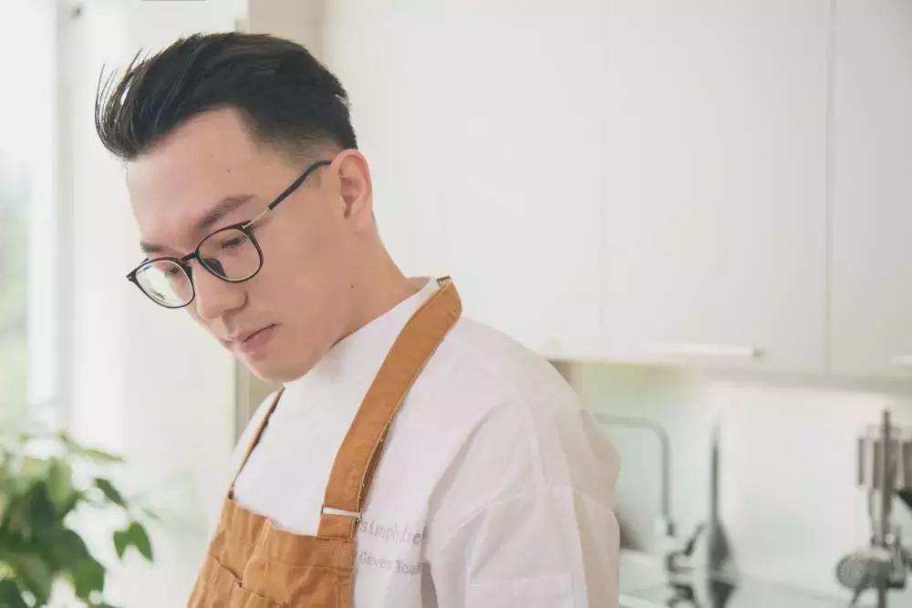 90后粉色少女艺术家与新锐主厨激情碰撞,生猛如鲜肉,却大有玄机