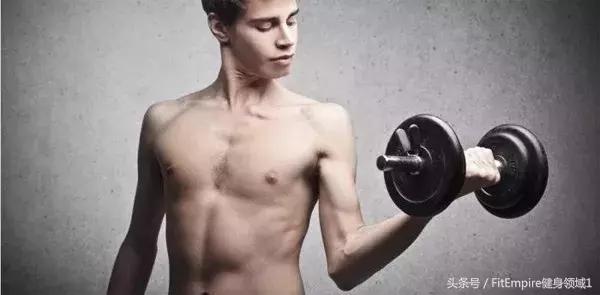 醒醒吧！别沾沾自喜你的腹肌，你其实不够大，不够强！不够爷们！